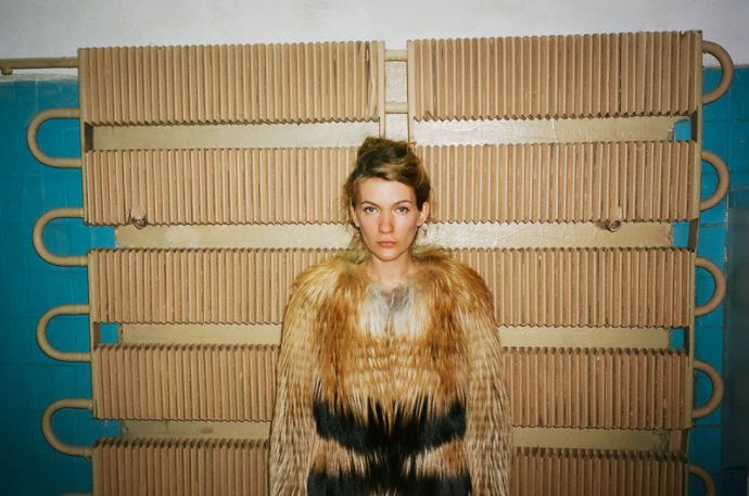 Девушки в постоветских подъездах