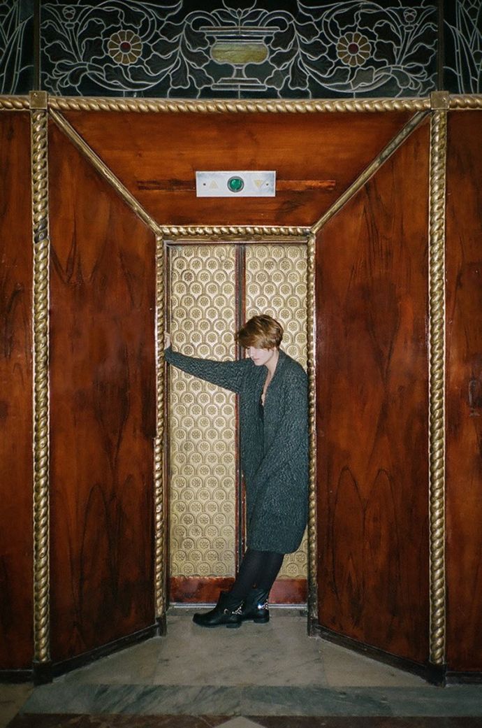 Девушки в постоветских подъездах