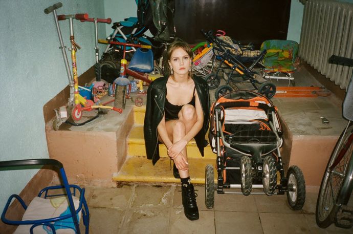 Девушки в постоветских подъездах