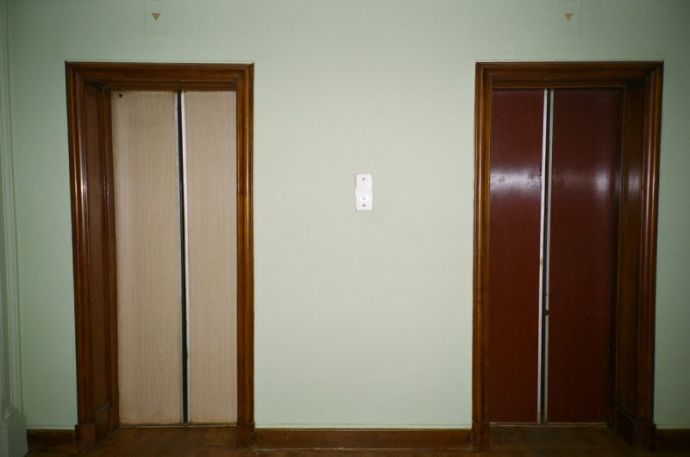 Девушки в постоветских подъездах