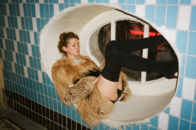 Девушки в постоветских подъездах