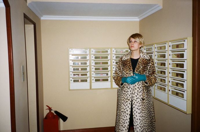 Девушки в постоветских подъездах