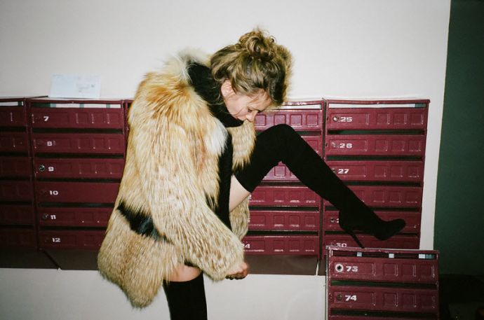 Девушки в постоветских подъездах