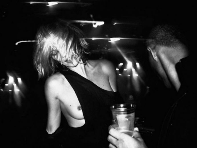 Кейт Мосс в фтосессии топлес