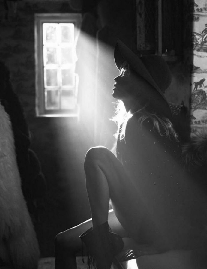 Кейт Мосс в фтосессии топлес