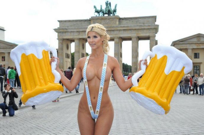 Микаэла Шефер обнажилась на главной площади Берлина