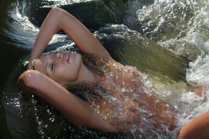 Обнажённые женщины на природе