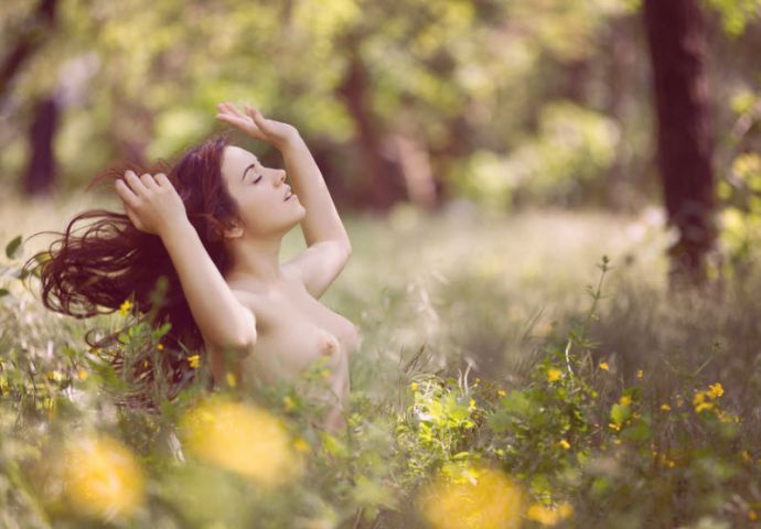 Обнажённые женщины на природе