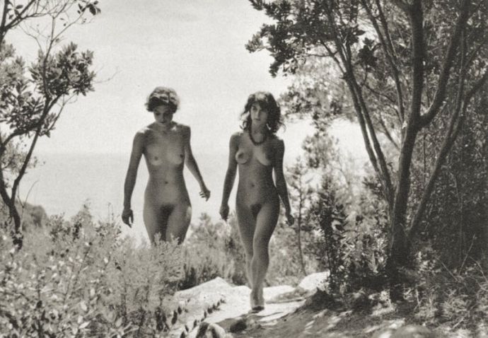 Обнажённые женщины на природе