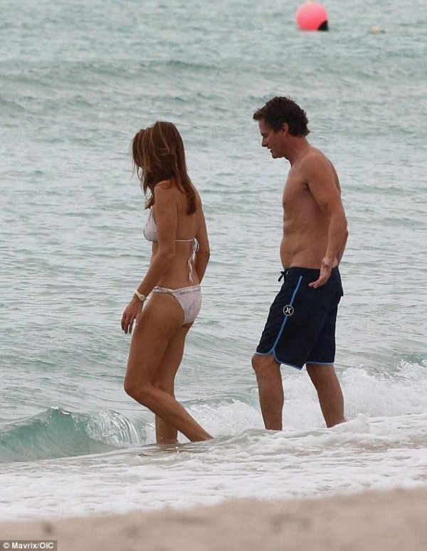 49-летняя Синди Кроуфорд восхитила своей фигурой на пляже 49-летняя Синди Кроуфорд восхитила своей фигурой на пляже