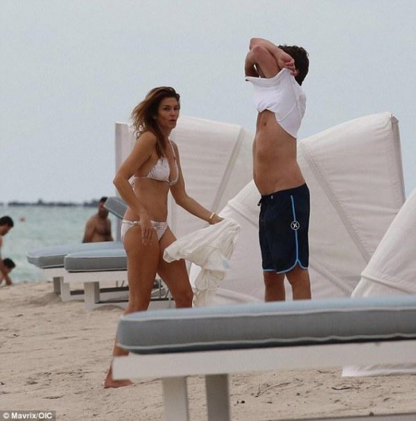 49-летняя Синди Кроуфорд восхитила своей фигурой на пляже 49-летняя Синди Кроуфорд восхитила своей фигурой на пляже