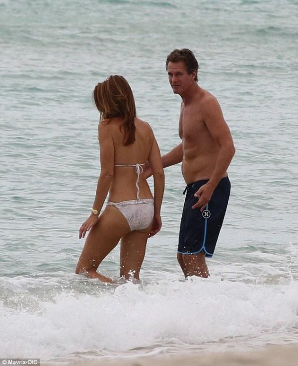 49-летняя Синди Кроуфорд восхитила своей фигурой на пляже 49-летняя Синди Кроуфорд восхитила своей фигурой на пляже