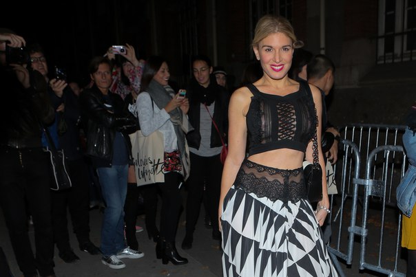 Хофит Голан (Hofit Golan) в прозрачной топе с наклейками на груди Хофит Голан (Hofit Golan) в прозрачной топе с наклейками на груди