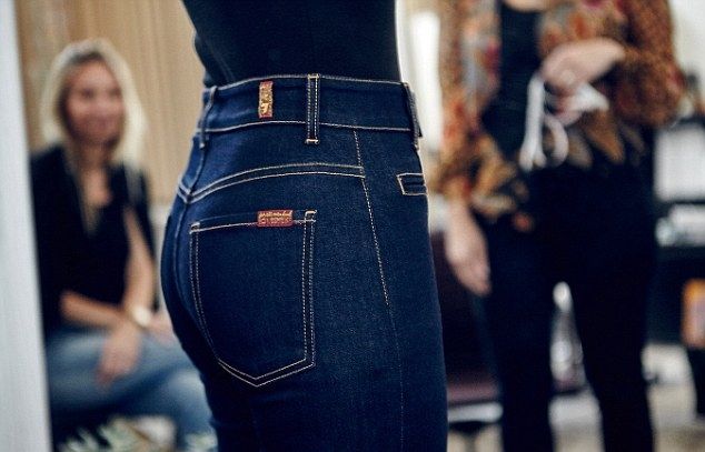 Манекенщица с идеальной попой, под которую шьются все модели джинсов Манекенщица с идеальной попой, под которую шьются все модели джинсов
