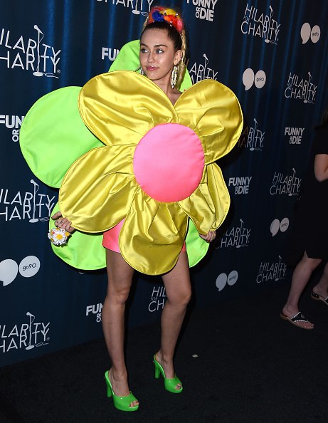 Майли Сайрус пришла на благотворительный вечер в костюме ромашки