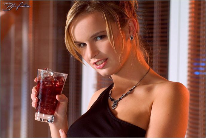 Ласкает соски кубиком льда