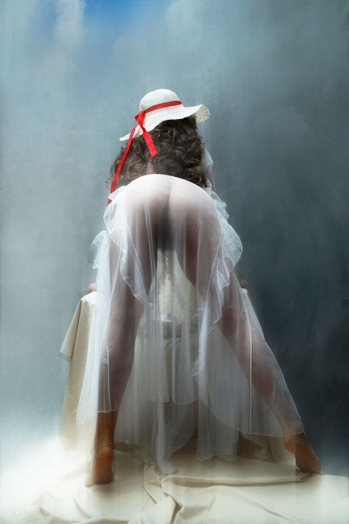 Сексуальные девушки в прозрачных нарядах