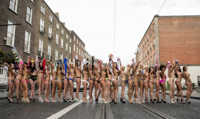 Участницы 'Мисс бикини Ирландии 2015' сняли бюстгальтеры на улице