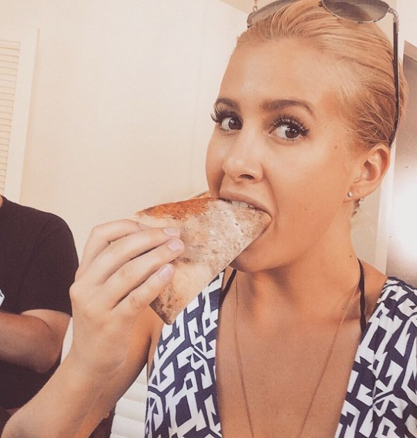 Девушки и пицца ( 29 фото )