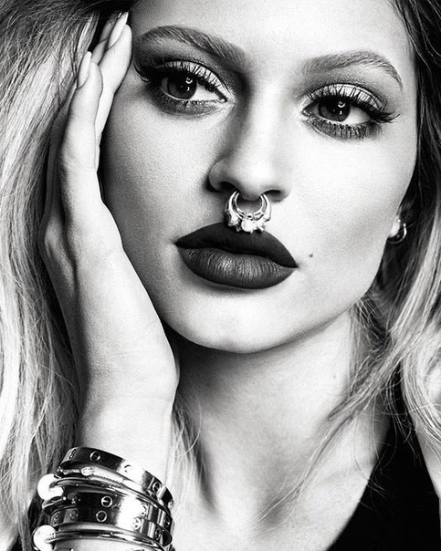 Младшая из семейства Кардашьян - Кайли Дженнер на обложке канадского журнала