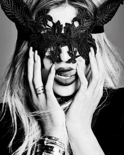 Младшая из семейства Кардашьян - Кайли Дженнер на обложке канадского журнала