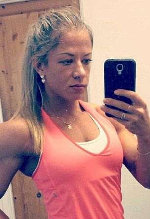 Молодая девушка-бодибилдер разрушает свое тело, наращивая мышцы