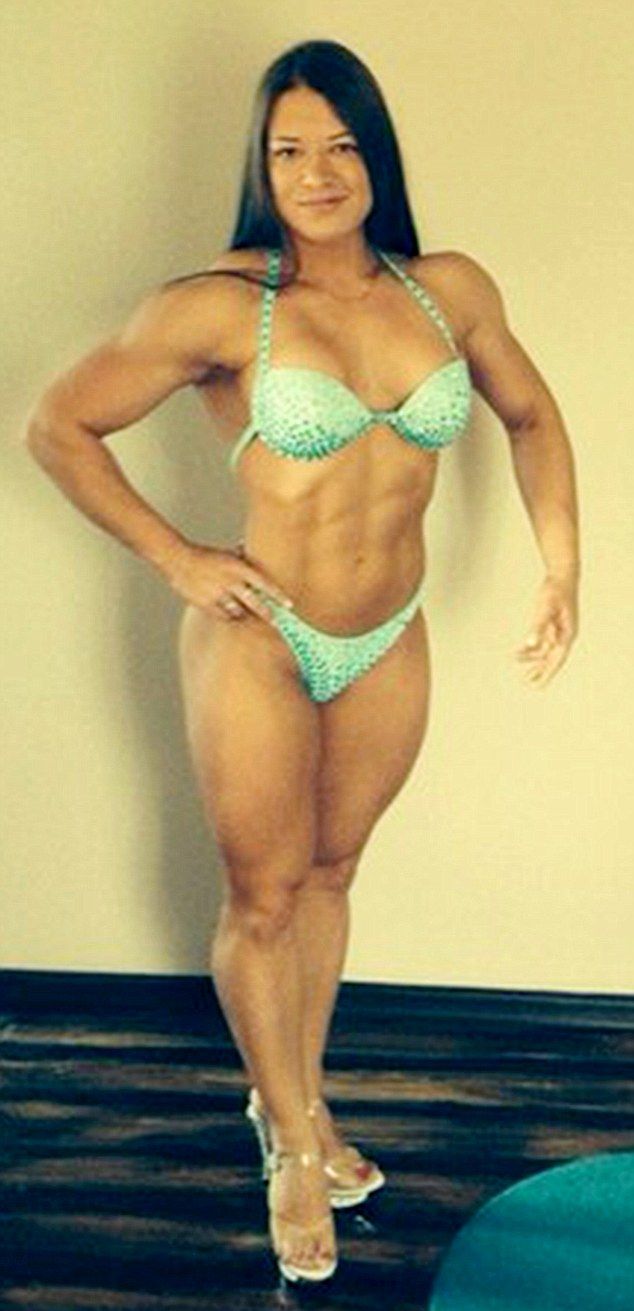 Молодая девушка-бодибилдер разрушает свое тело, наращивая мышцы