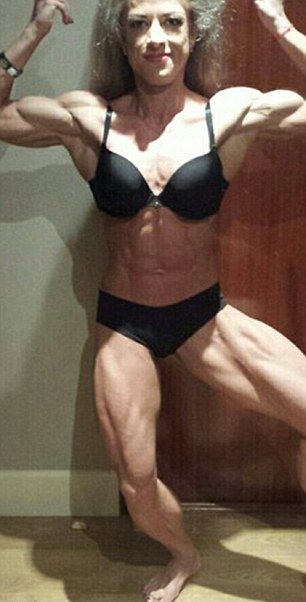 Молодая девушка-бодибилдер разрушает свое тело, наращивая мышцы