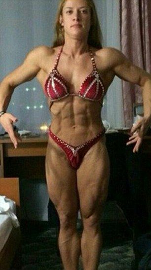 Молодая девушка-бодибилдер разрушает свое тело, наращивая мышцы