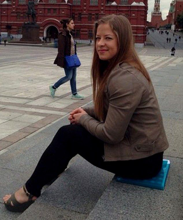 Молодая девушка-бодибилдер разрушает свое тело, наращивая мышцы