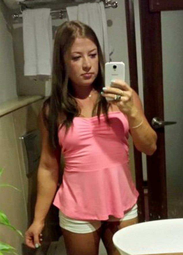 Молодая девушка-бодибилдер разрушает свое тело, наращивая мышцы