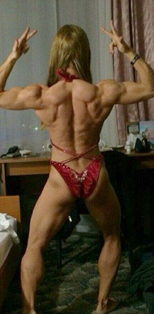 Молодая девушка-бодибилдер разрушает свое тело, наращивая мышцы