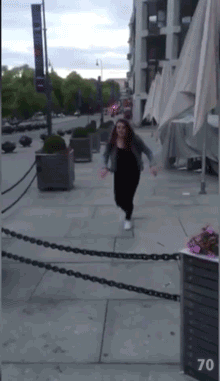 Забавные гифки с девушками, которые попали в различные неловкие ситуации