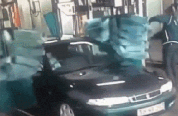 Забавные гифки с девушками, которые попали в различные неловкие ситуации