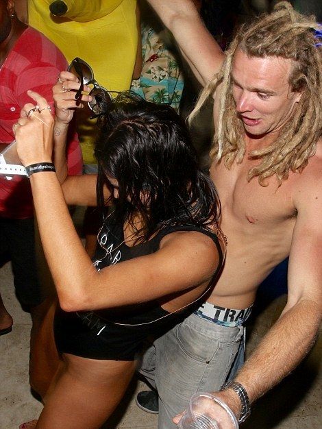 Гулянка Кэндимэна с широким ассортиментом полуголых женщин