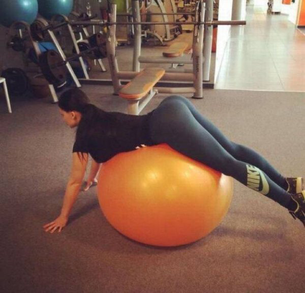 Спортивные девчонки в обтягивающих штанишках