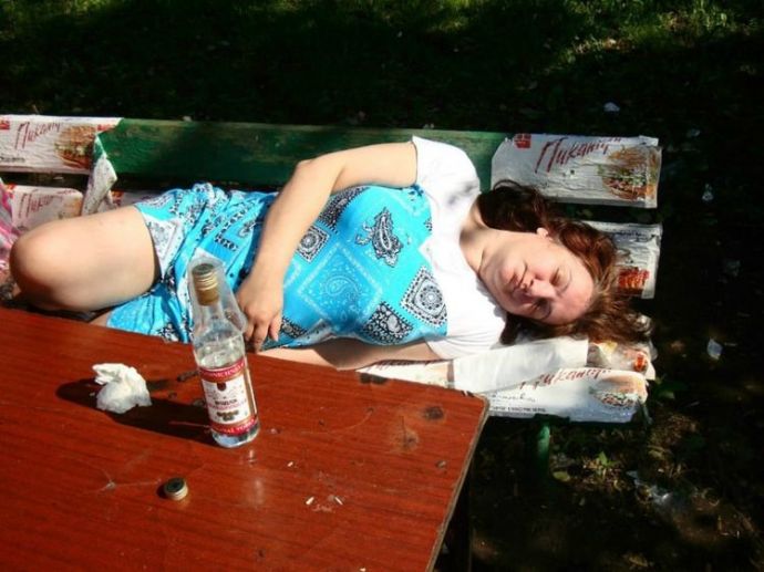 Эротические приколы (засветы сисек, голая на телевизоре)