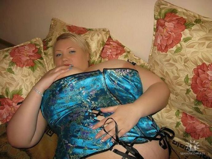 Эротические приколы (засветы сисек, голая на телевизоре)