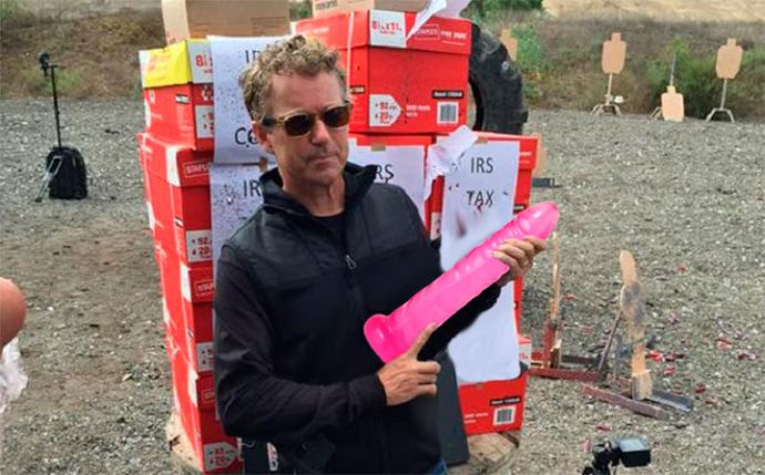 Дилдо вместо оружия в руках республиканцев