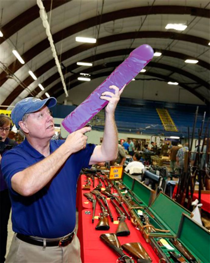 Дилдо вместо оружия в руках республиканцев