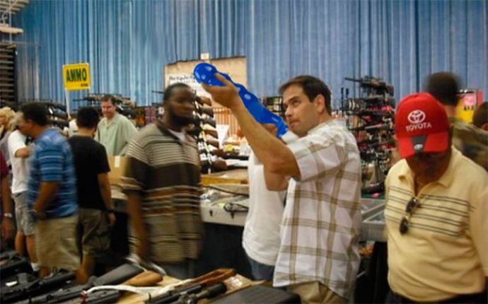 Дилдо вместо оружия в руках республиканцев