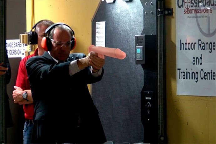 Дилдо вместо оружия в руках республиканцев