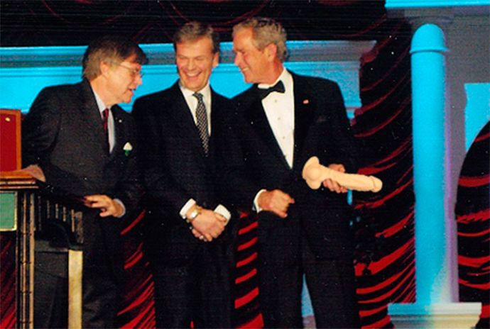 Дилдо вместо оружия в руках республиканцев