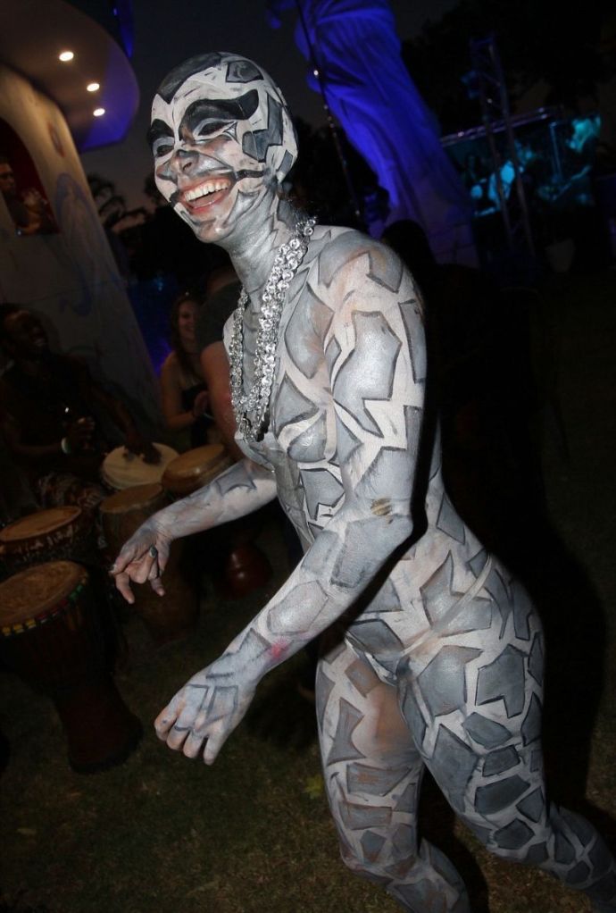 Гулянка Кэндимэна с широким ассортиментом полуголых женщин