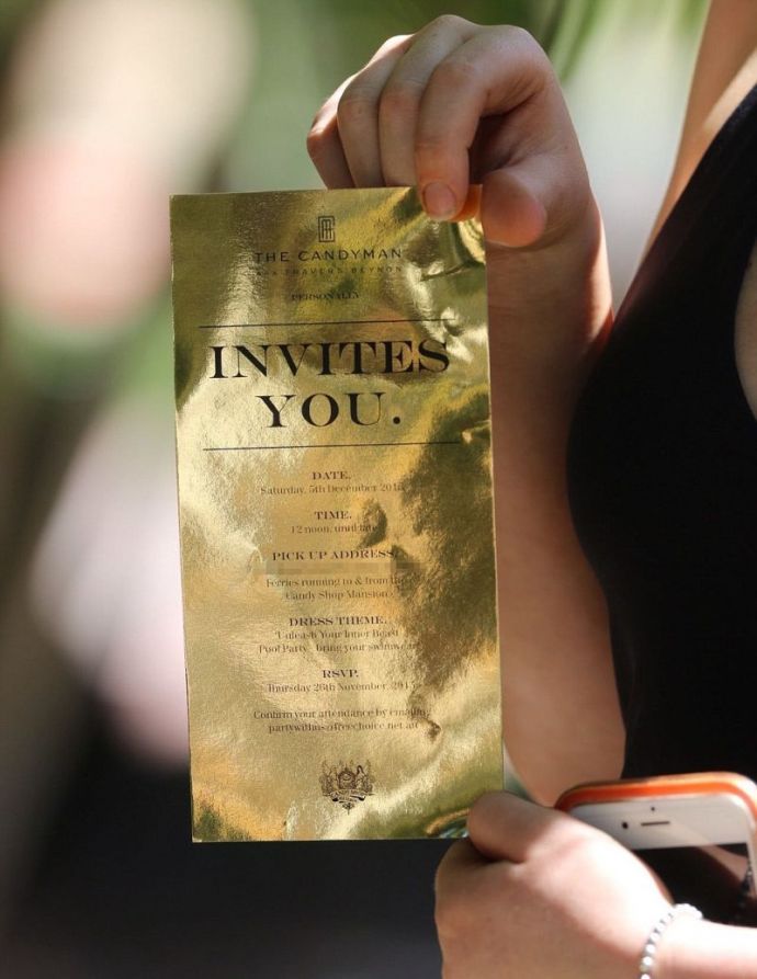 Гулянка Кэндимэна с широким ассортиментом полуголых женщин