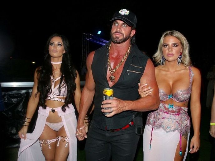 Гулянка Кэндимэна с широким ассортиментом полуголых женщин