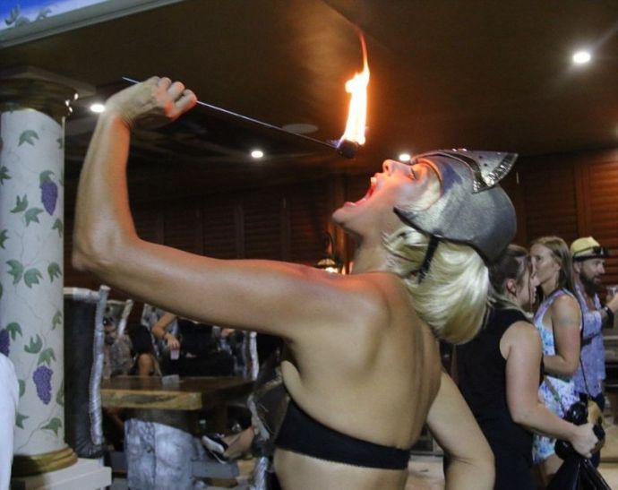 Гулянка Кэндимэна с широким ассортиментом полуголых женщин