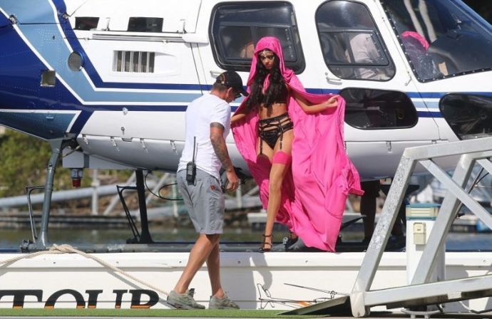 Гулянка Кэндимэна с широким ассортиментом полуголых женщин