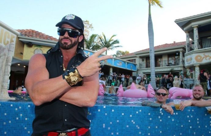 Гулянка Кэндимэна с широким ассортиментом полуголых женщин