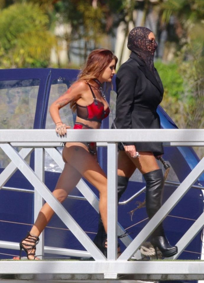 Гулянка Кэндимэна с широким ассортиментом полуголых женщин